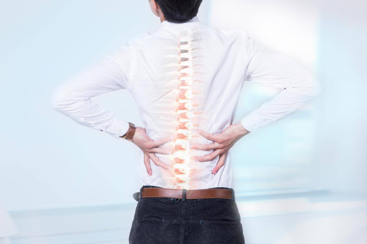 腰背酸痛是什么原因,氨糖提醒你这7大征兆预示脊椎老化了