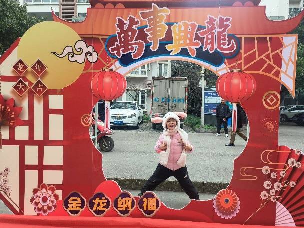 图片包含 建筑, 男人, 女孩, 街道

描述已自动生成