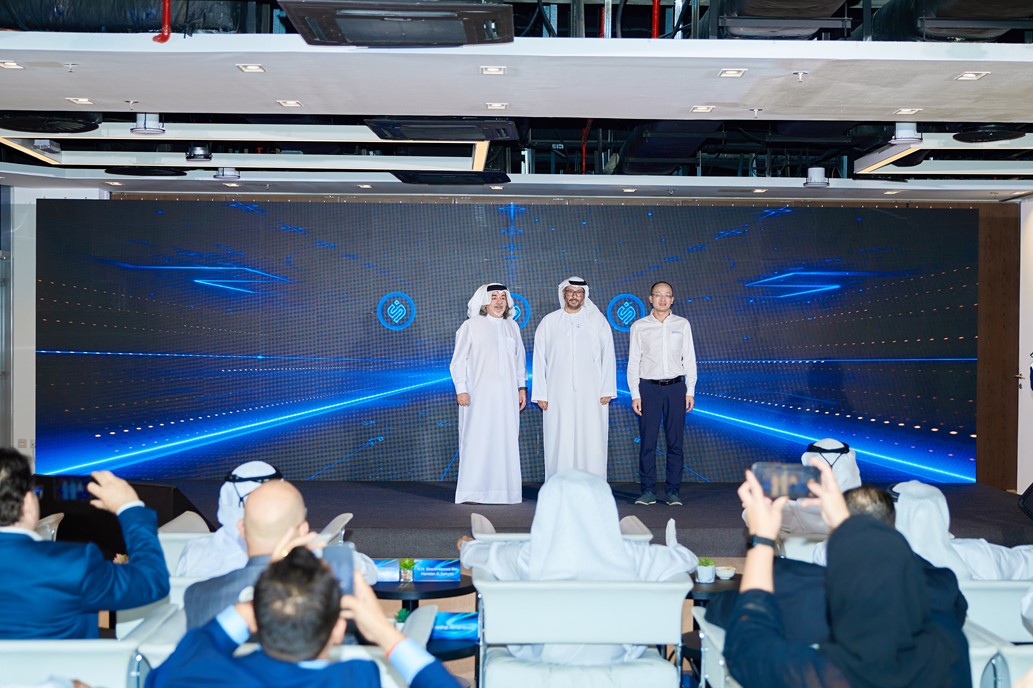 闪耀中东！新亚科技发布全球第一台新能源一步式人工智能冷藏车