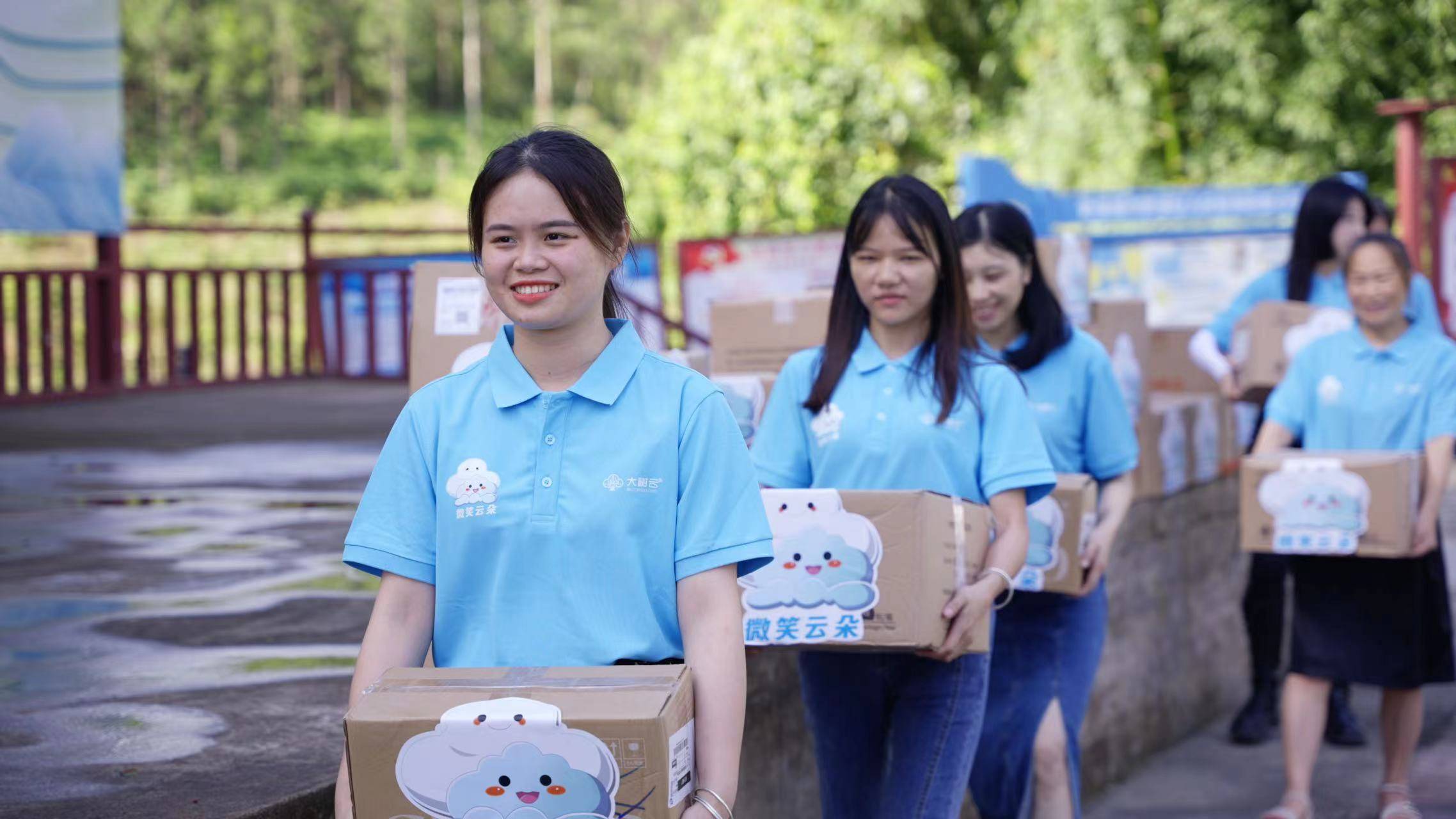 图片包含 人, 户外, 桌子, 女人描述已自动生成