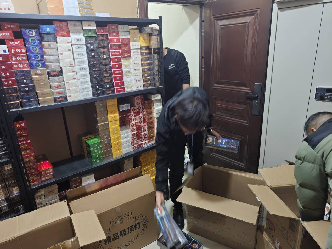 E:直属所工作通讯报道2024专卖处1.22杭州：提升12313热线质效架起为民服务“连心桥”图为：烟草执法人员通过12313热线举报线索查获存放违法卷烟仓库.jpg